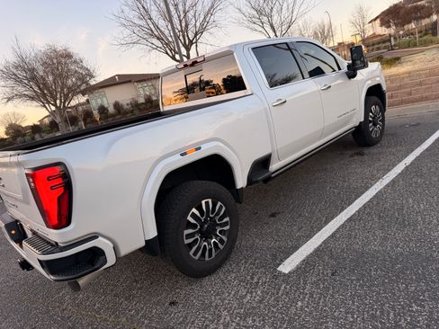 Used 2025 GMC Sierra 2500 Denali Ultimate w/ Max Trailering Package image 2