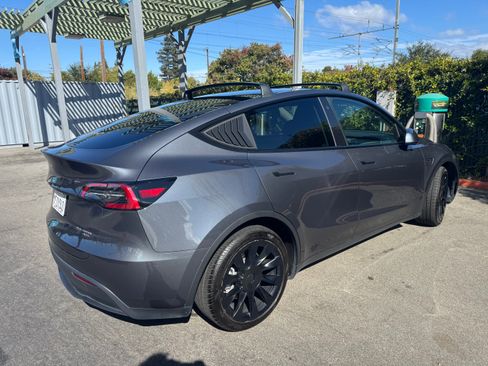 Used 2023 Tesla Model Y Long Range AWD/4WD image 5