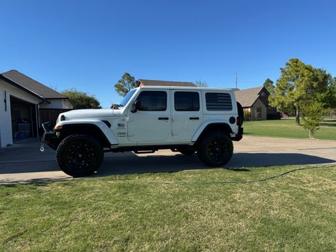 Used 2018 Jeep Wrangler Unlimited Sahara AWD/4WD image 2