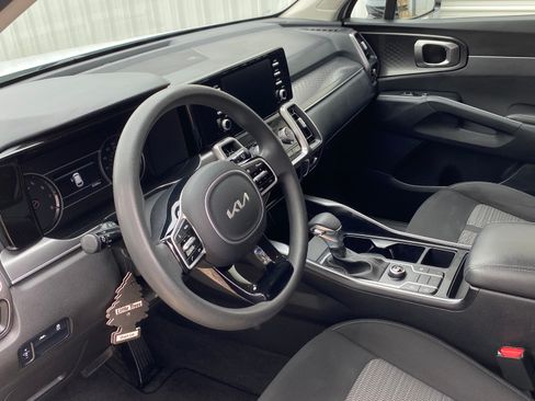 Used 2023 Kia Sorento LX image 5