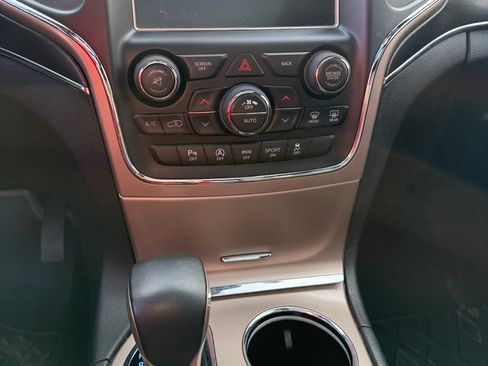 Used 2017 Jeep Grand Cherokee Limited w/ Luxury Group II image 6