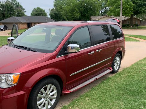 Used 2016 Chrysler Town & Country Limited Platinum image 1