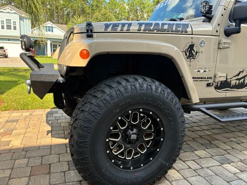 Used 2016 Jeep Wrangler Unlimited Sahara w/ Connectivity Group AWD/4WD image 13