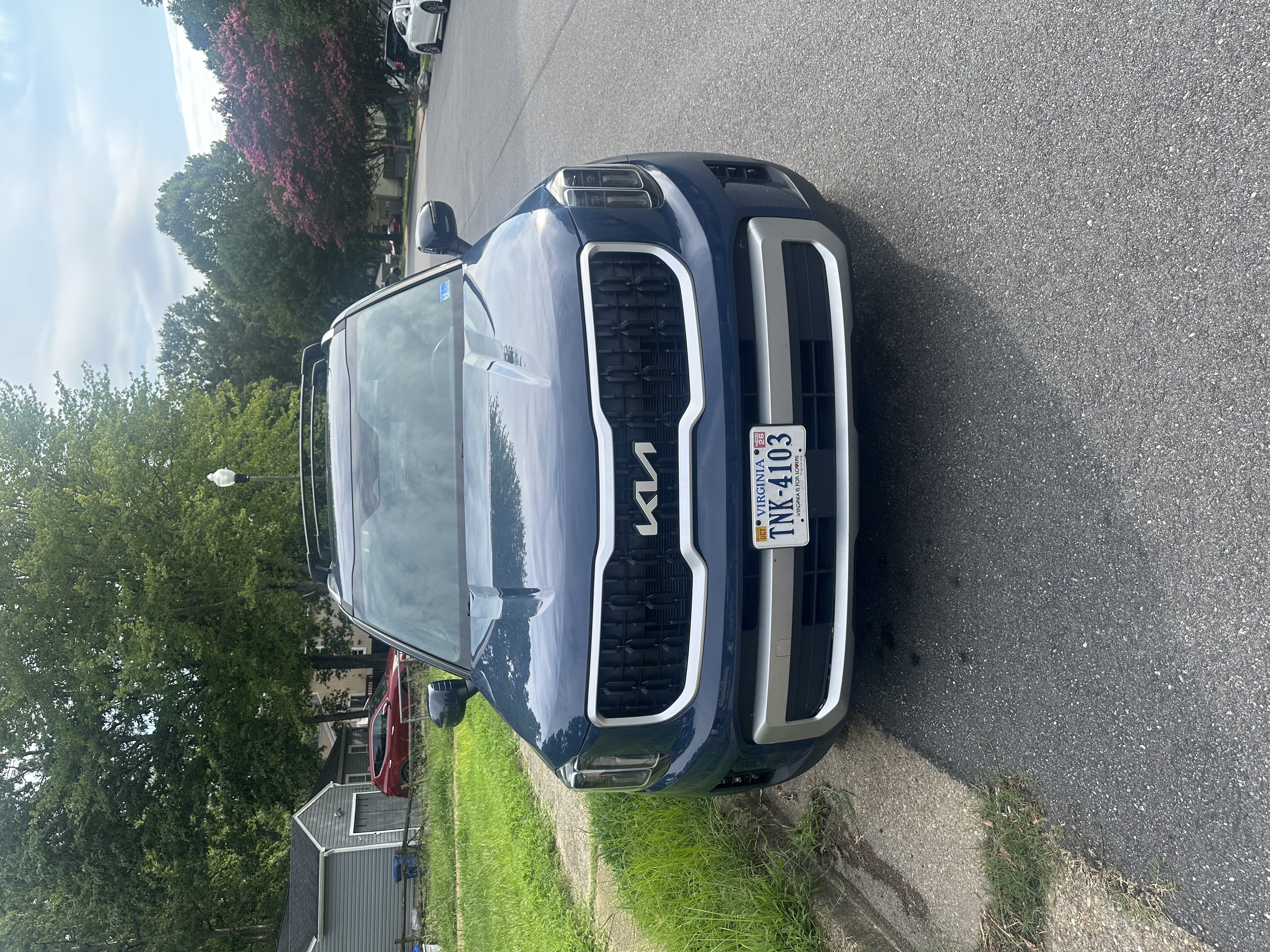 Used 2024 Kia Telluride EX w/ EX Captain's Chair Package FWD image 2
