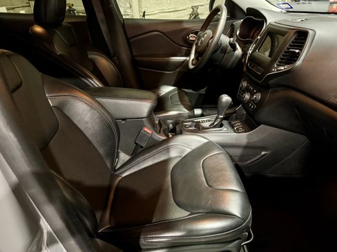 Used 2020 Jeep Cherokee Latitude Plus image 18