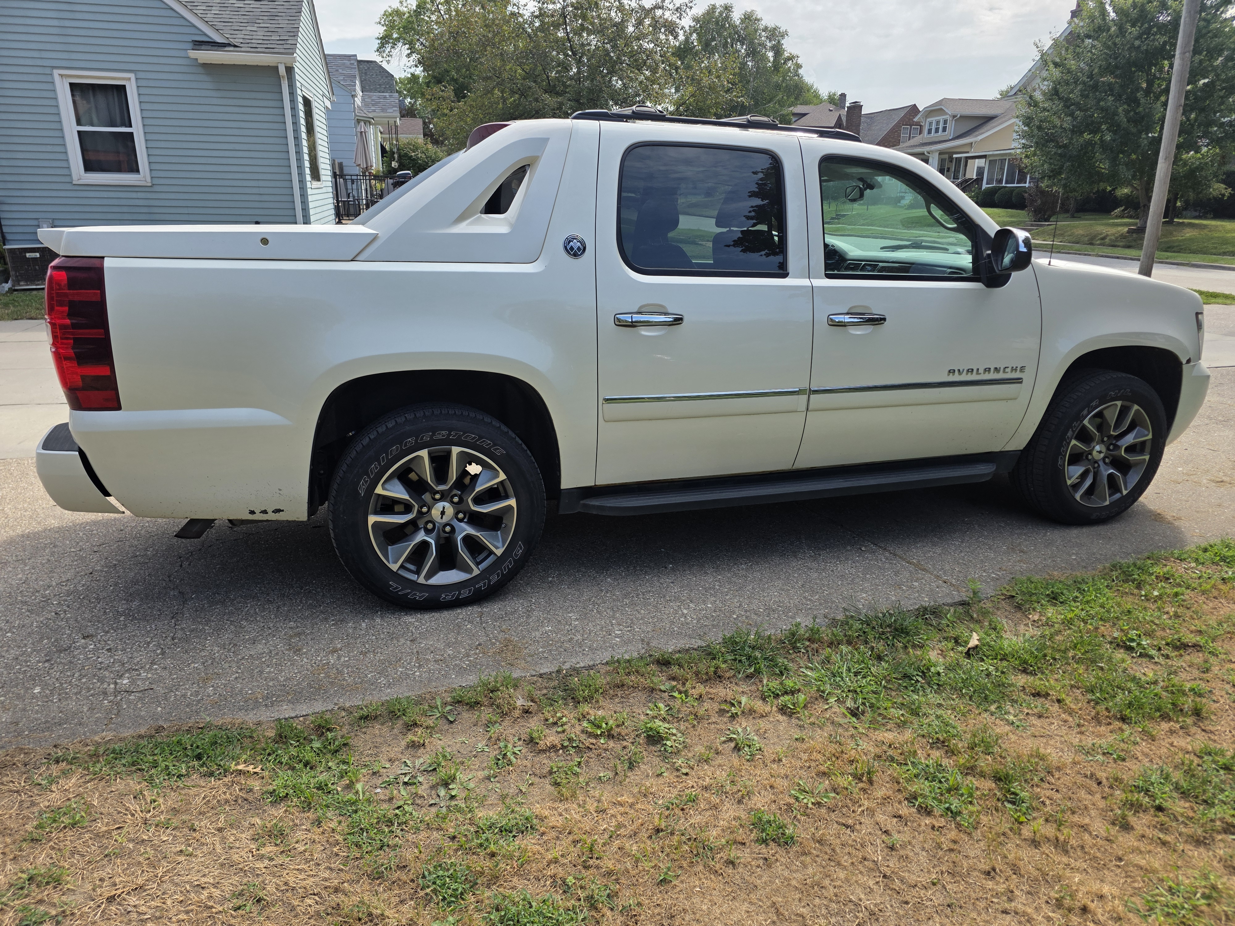 Used 2013 Chevrolet Avalanche LTZ AWD/4WD image 5
