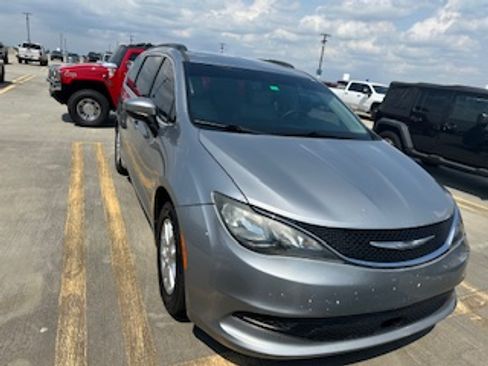 Used 2021 Chrysler Voyager Lxi image 6
