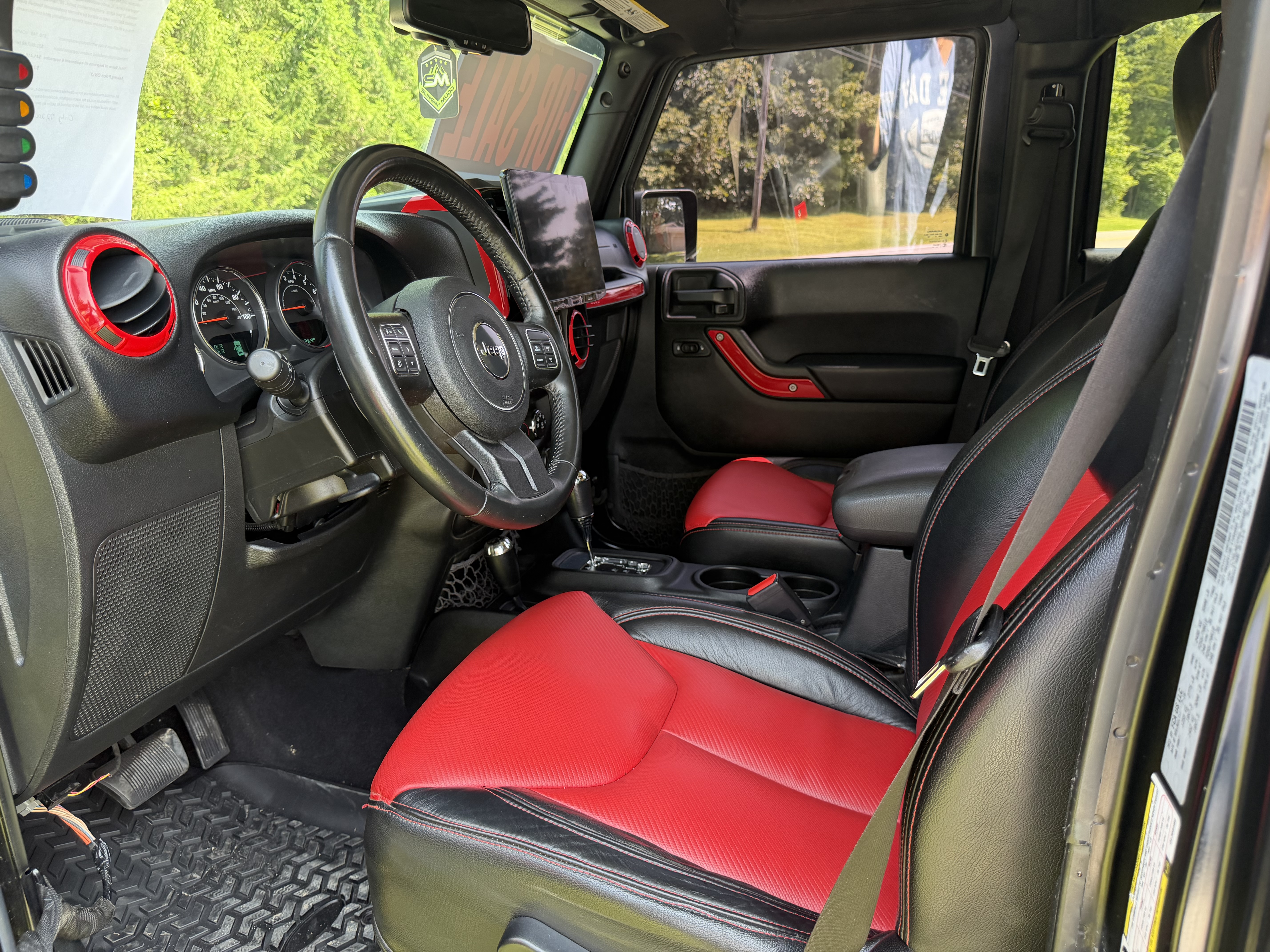 Used 2016 Jeep Wrangler Unlimited Sahara w/ Connectivity Group AWD/4WD image 10
