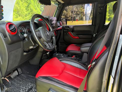 Used 2016 Jeep Wrangler Unlimited Sahara w/ Connectivity Group AWD/4WD image 10