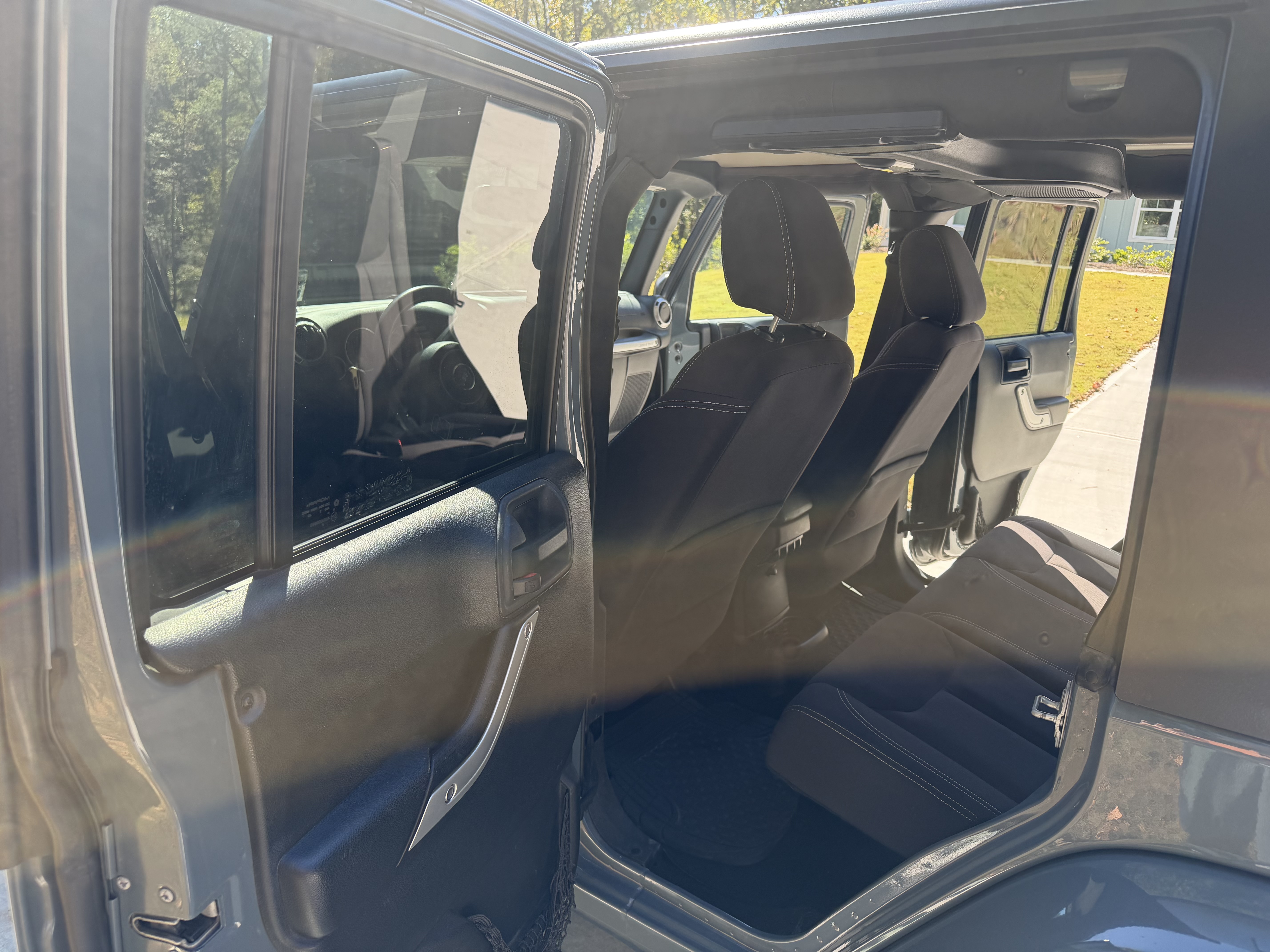 Used 2015 Jeep Wrangler Unlimited Sahara w/ Connectivity Group AWD/4WD image 5