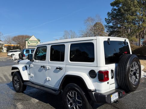 Used 2025 Jeep Wrangler Unlimited Sahara image 9