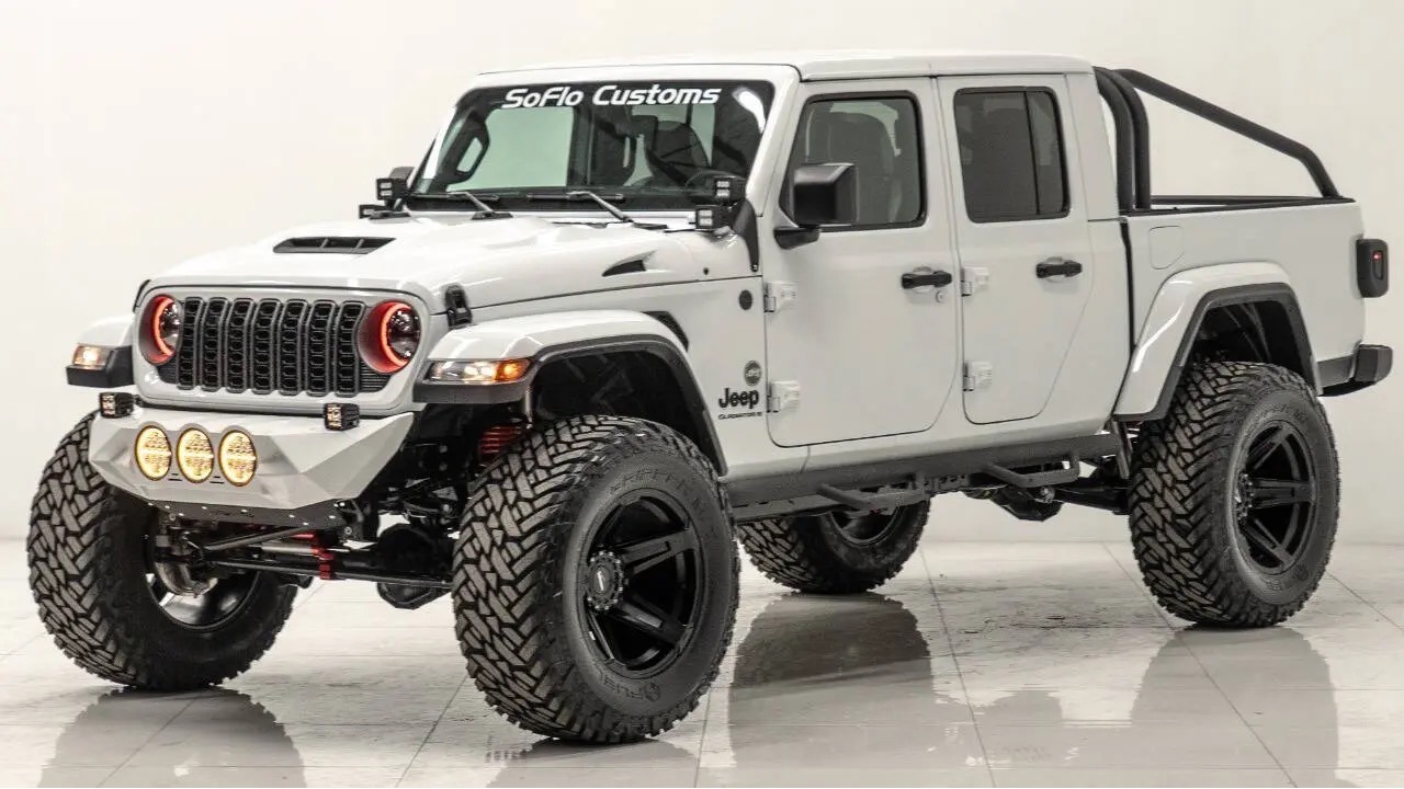Used 2025 Jeep Gladiator Sport AWD/4WD image 6