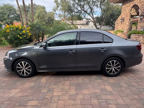 Used 2017 Volkswagen Jetta SE image 5