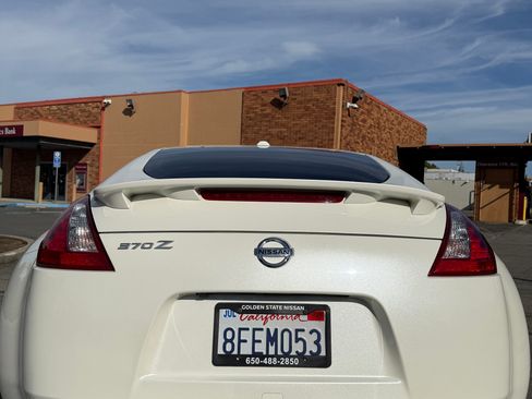 Used 2018 Nissan 370Z Coupe RWD image 5