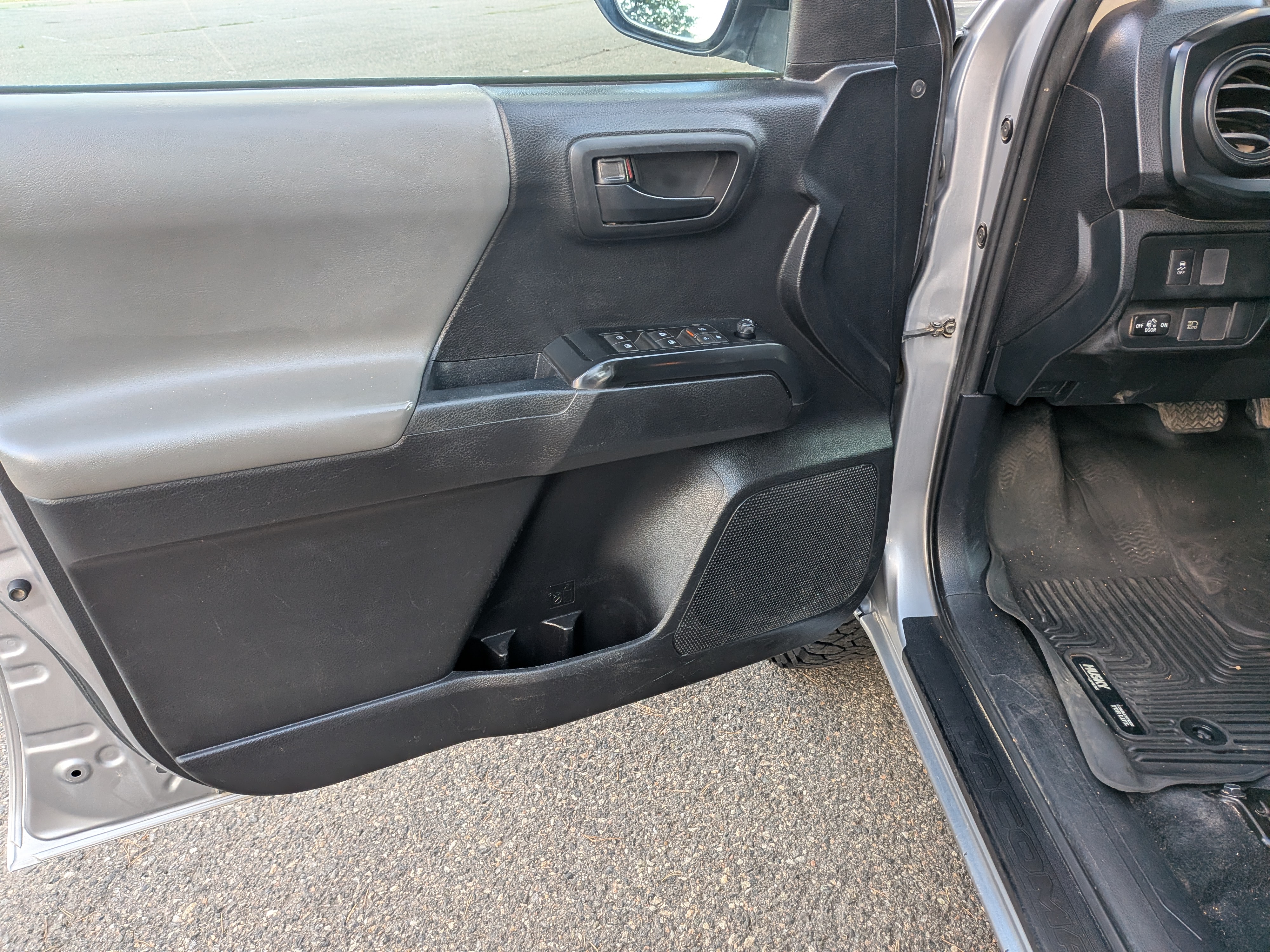 Used 2020 Toyota Tacoma SR AWD/4WD image 17