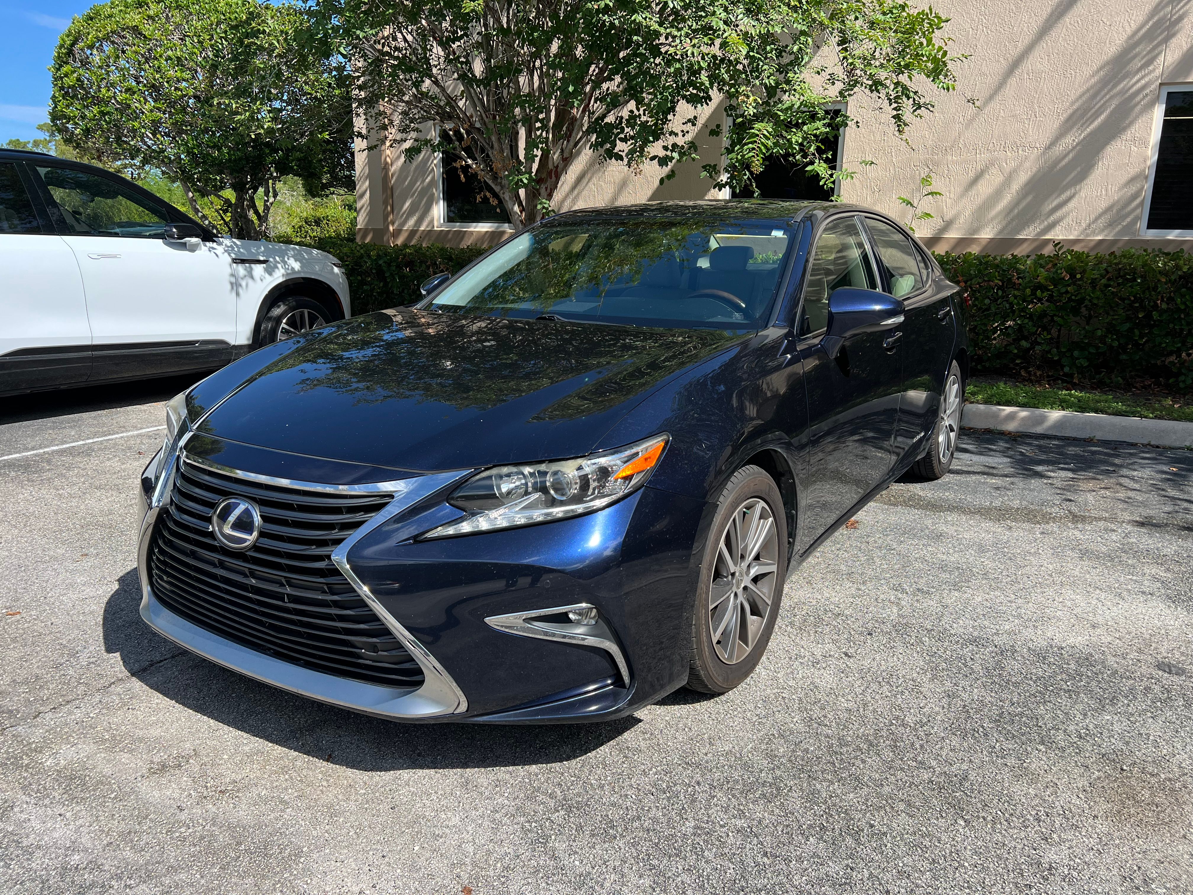 Used 2016 Lexus ES 300h w/ Premium Package w/Wood Trim FWD image 1