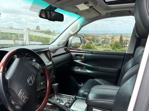 Used 2011 Lexus LX 570 4WD w/ Luxury Pkg image 8