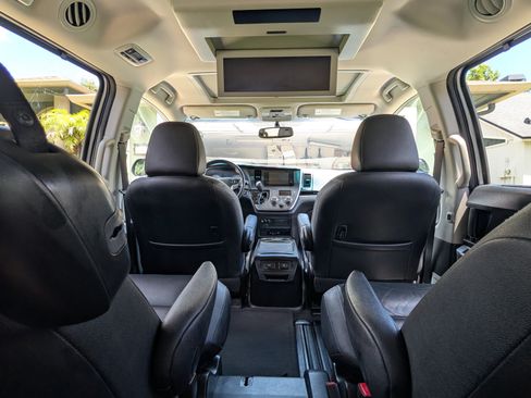 Used 2017 Toyota Sienna SE Premium FWD image 5