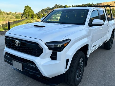 Used 2024 Toyota Tacoma TRD Sport w/ TRD Sport Premium Package AWD/4WD image 9