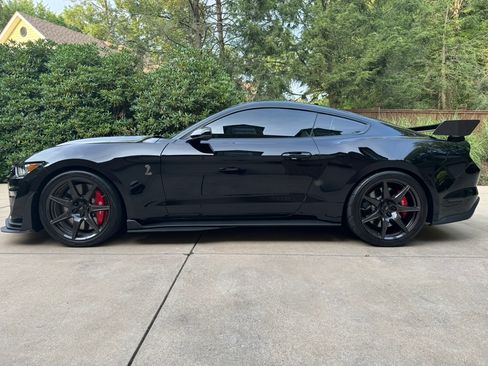Used 2022 Ford Mustang Shelby GT500 w/ Carbon Fiber Track Pack image 9