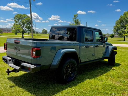 Used 2025 Jeep Gladiator Sport AWD/4WD image 6