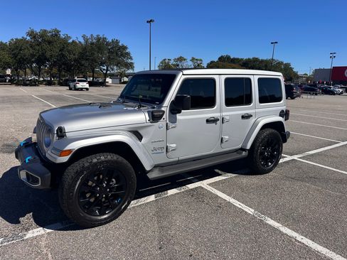 Used 2022 Jeep Wrangler Unlimited Sahara w/ Cold Weather Group image 14