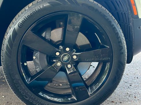 Used 2023 Land Rover Defender 130 SE image 12