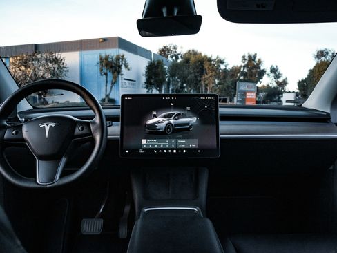 Used 2023 Tesla Model Y AWD image 15