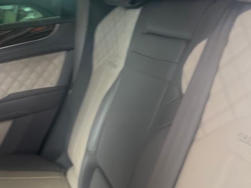 Used 2021 Bentley Bentayga image 8