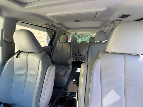 Used 2011 Toyota Sienna Limited w/ Premium Pkg FWD image 8