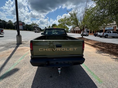 Used 2001 Chevrolet S10 Pickup 2WD Regular Cab image 2