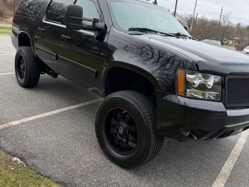 Used 2011 Chevrolet Suburban LT image 4