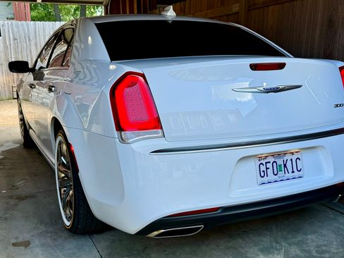 Used 2021 Chrysler 300 Touring w/ Chrome Appearance Package image 6