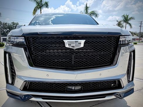 Used 2023 Cadillac Escalade ESV V AWD/4WD image 2