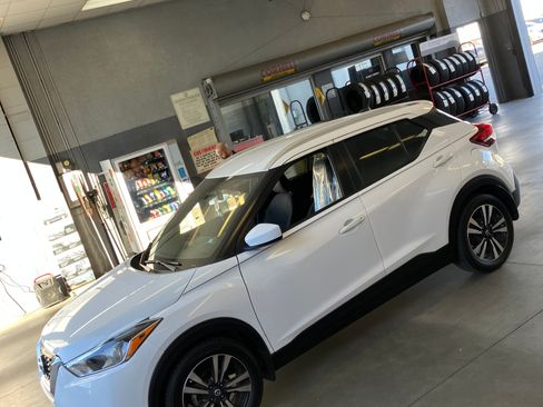 Used 2019 Nissan Kicks SV image 6