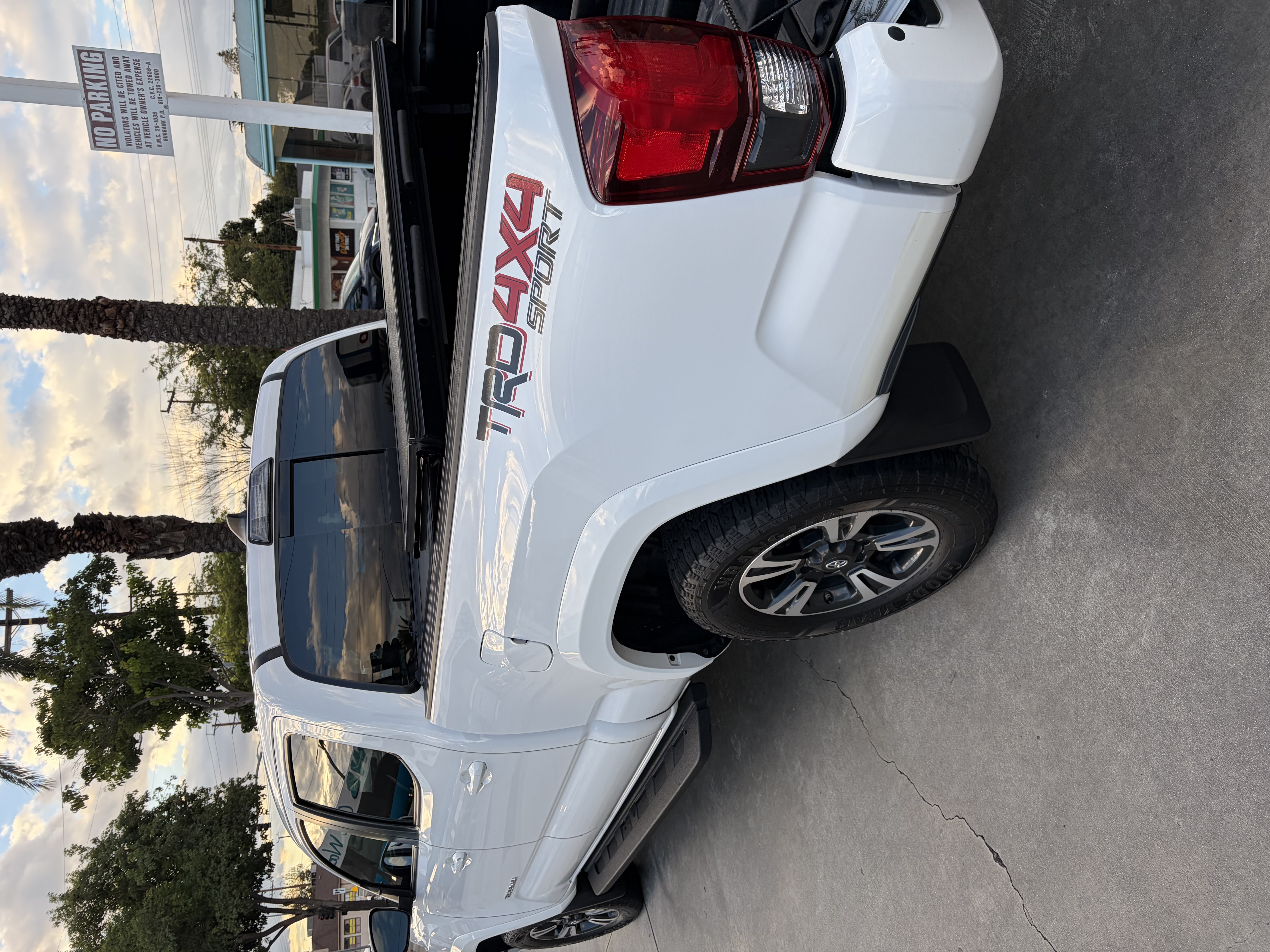 Used 2018 Toyota Tacoma TRD Sport w/ Technology Package AWD/4WD image 11