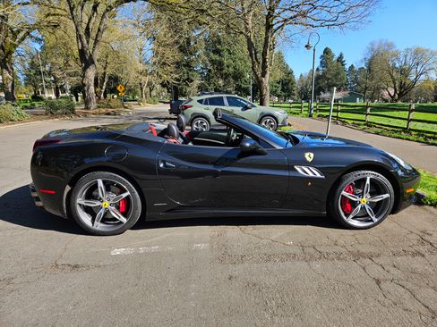 Used 2014 Ferrari California image 2