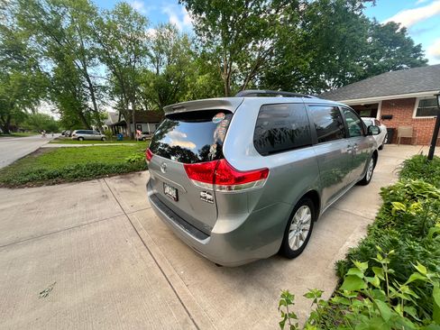 Used 2013 Toyota Sienna XLE AWD/4WD image 11