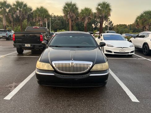 Used 2011 Lincoln Town Car Signature Limited RWD image 2