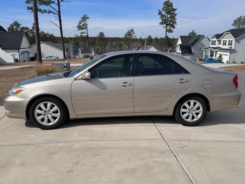 Used 2003 Toyota Camry XLE FWD image 1