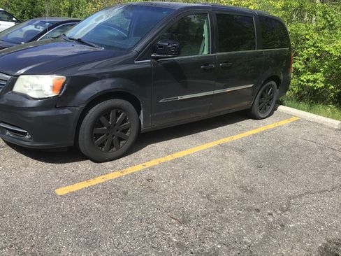 Used 2012 Chrysler Town & Country Touring w/ Entertainment Group #1 FWD image 5