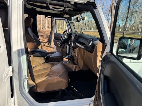 Used 2016 Jeep Wrangler Unlimited Sahara w/ Connectivity Group image 14