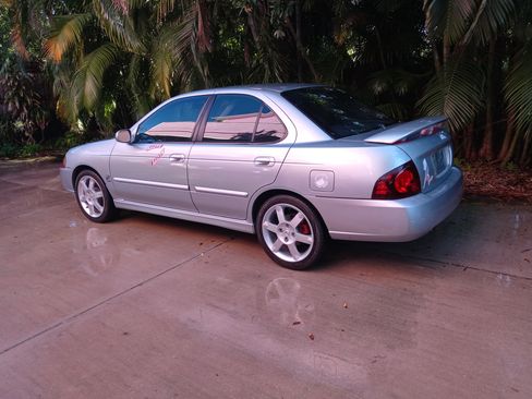 Used 2004 Nissan Sentra SE-R w/ Sunroof Pkg image 2