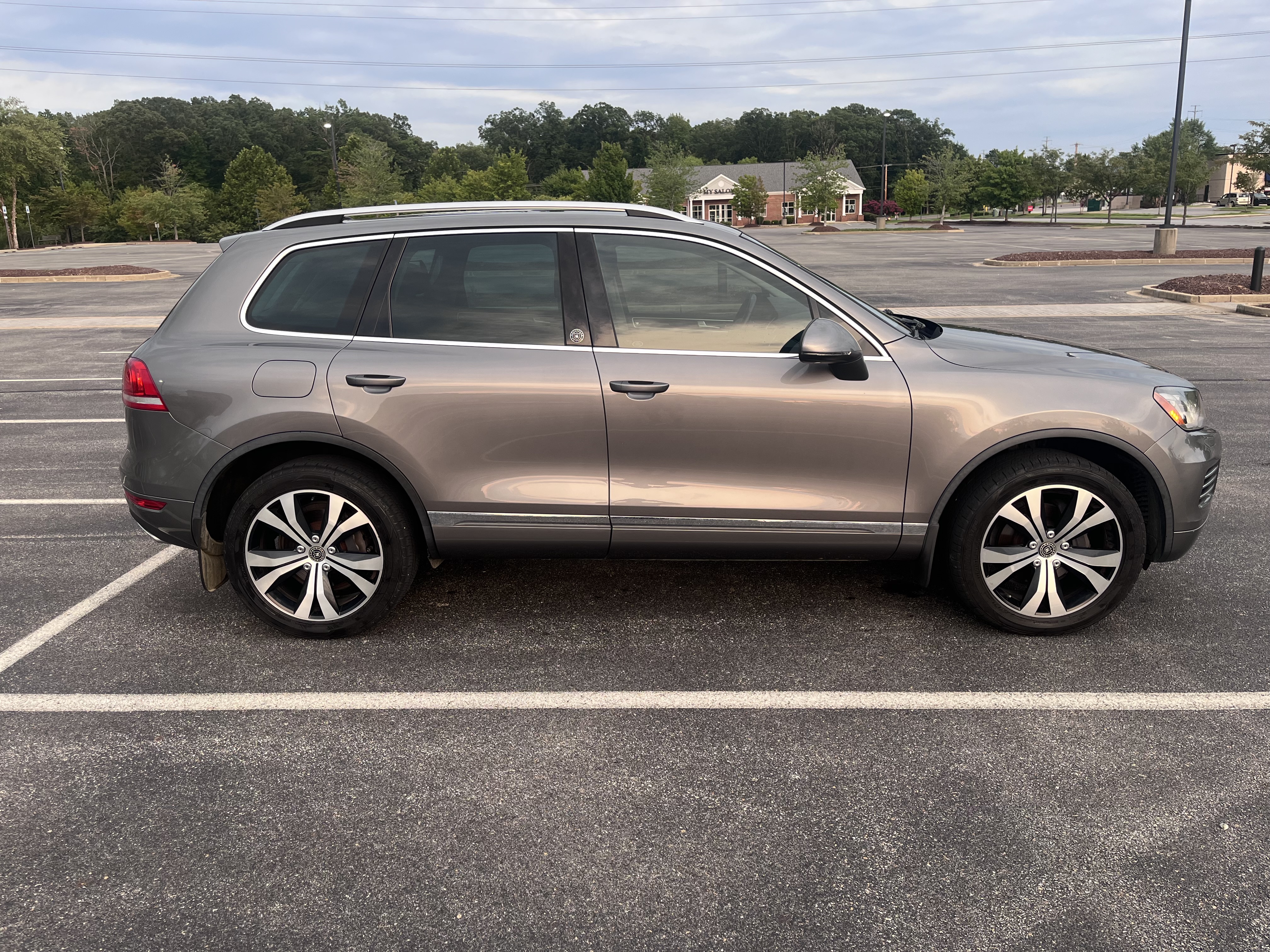 Used 2012 Volkswagen Touareg TDI AWD/4WD image 6