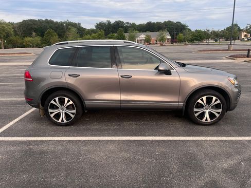 Used 2012 Volkswagen Touareg TDI AWD/4WD image 6