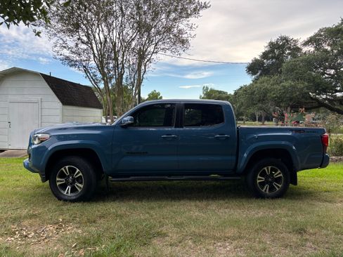 Used 2019 Toyota Tacoma TRD Sport w/ Technology Package RWD image 5