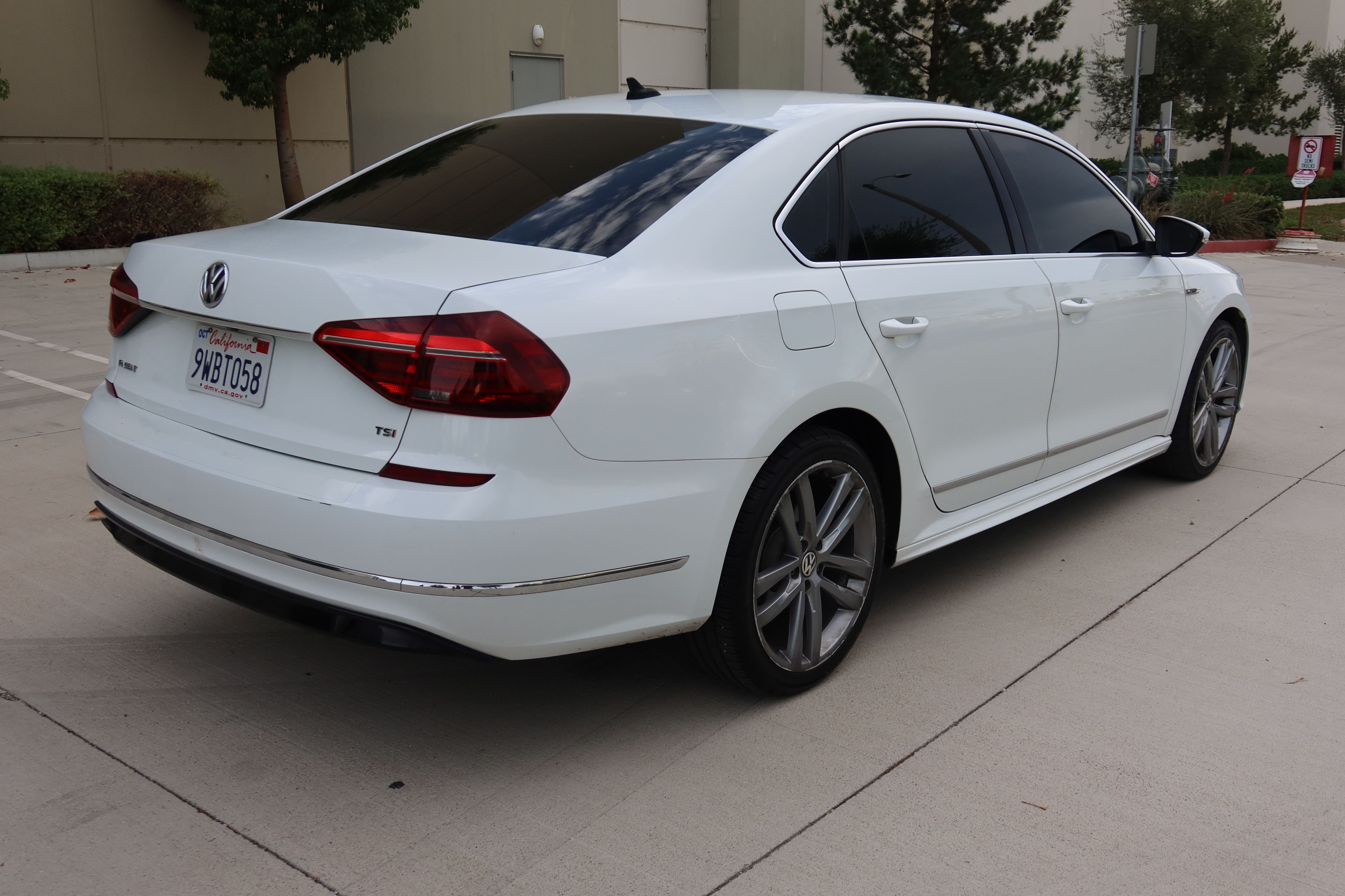 Used 2017 Volkswagen Passat 1.8T R-Line w/ R-Line Lighting Package FWD image 6