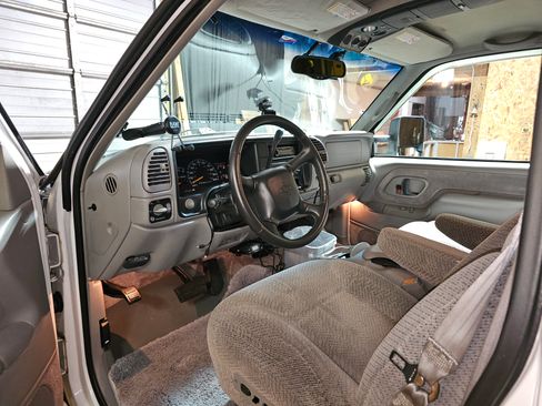 Used 1999 Chevrolet Suburban 2500 w/ Preferred Equipment Group 2 image 16