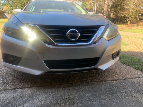 Used 2016 Nissan Altima 2.5 SR w/ LED Appearance Package image 12