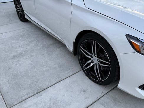 Used 2021 Honda Accord Touring image 2
